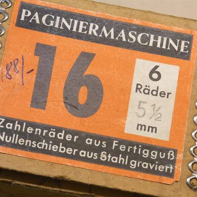 Paginiermaschine i original æske, h: 16 cm. genbrug