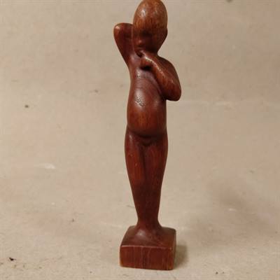 træ skulptur gammel nøgent barn finger i munden