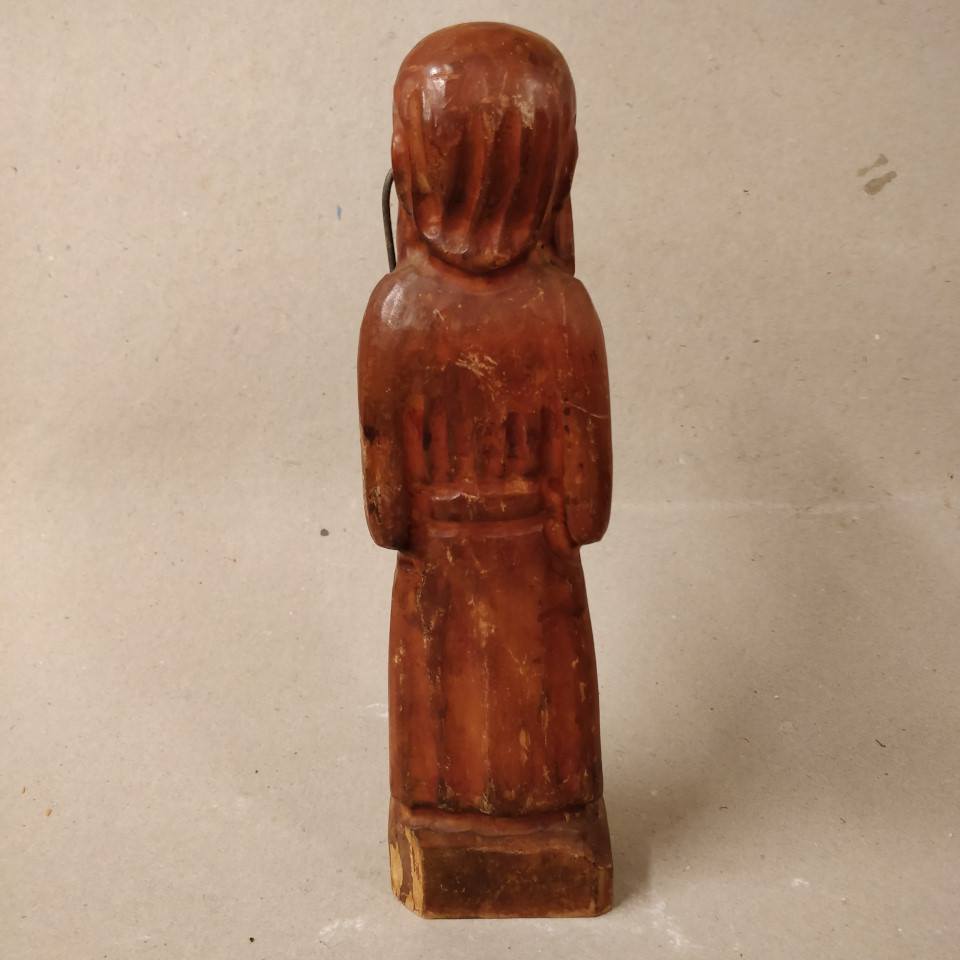 Træ skulptur gammel mand med stok. Gammel figur genbrug.