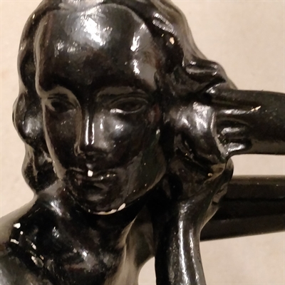 kvinde sort knælende gammel skulptur