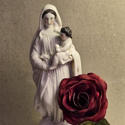 madonne-barn-paa-armen-hvid-porcelaen-figur-gammel-skulptur