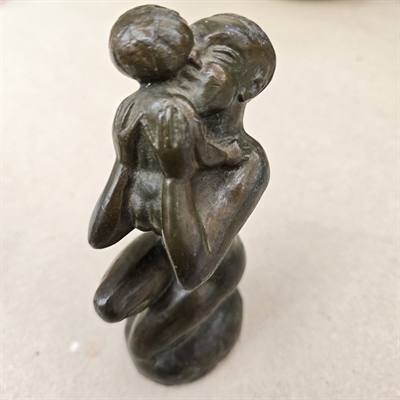 moder-paa-knae-med-baby-i-armene-bronze-patineret-metal-gammel-figur-tilskrevet-arne-durban-Norge