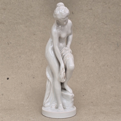 Noegen-kvinde-Venus-i-badet-hvidglaseret-keramik-skulptur-L-Hjorth-nr825-gammel-figur