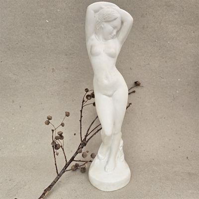 noegen-kvinde-staaende-langt-haar-hvid-keramik-skulptur-gammel-figur