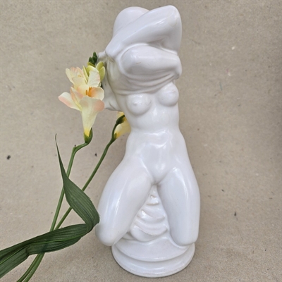 kvindefigur-paa-knae-langt-haar-hvidglaseret-keramik-skulptur-Knabstrup-gammel-figur