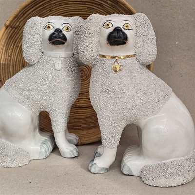 hvide-porcelaenshunde-puddelhunde-gamle-engelske-Stafordshire