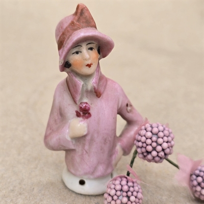 porcelaens-halvdame-lyseroed-hat-jakke--naalepude-dame-roed-blomst-i-haanden-gammel-figur