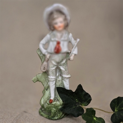 hvidt-toej-hat-brunt-slips-roede-kinder-drengebarn-gammel-porcelaensfigur