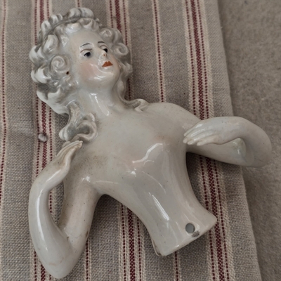 graa-hvidt-rokokofrisure-halvdame-til-naalepude-gammel-porcelaensfigur