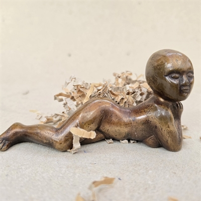 kronraget-noegen-dame-liggende-paa-maven-bronze-skulptur-gammel-figur