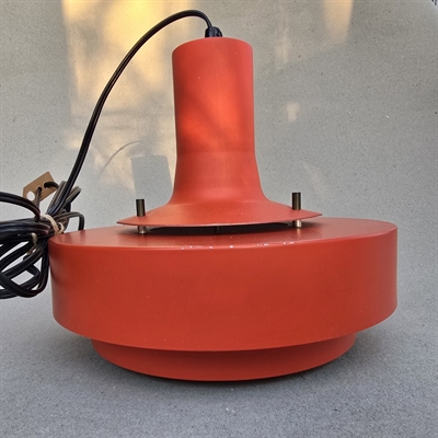 rød-loftlampe-rør-ringe-forneden-retrolampe