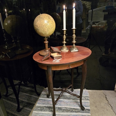 ovalt-sybord-svungne-ben-gammelt-smaa-rum-opdeling-moerkt-trae