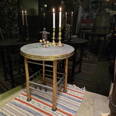 rundt-sodabord-messing-ben-tinfarvet-nubret-bordplade-med-messingkant-sort-trae-soelvfarvet-ribber-rundt-gammelt-bord