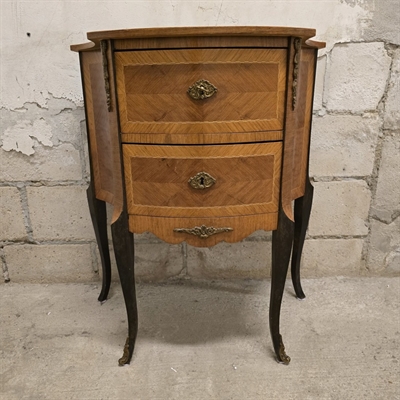 moerk-trae-kommode-hoeje-sorte-ben-messing-noeglehuller-dekoration-gammelt-entraemoebel