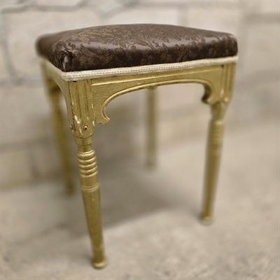 kvadratisk-guldmalet-traetaburet-polsteret-brun-silkeagtigt-saede-gammel-taburet
