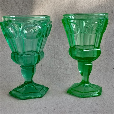 grønne antikke vinglas hexagonal green vaseline glass russiske drikkeglas 