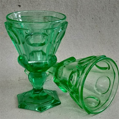 gren antique russian glass hexagonal goblet grønt antikt vinglas 1850\'erne genbrug
