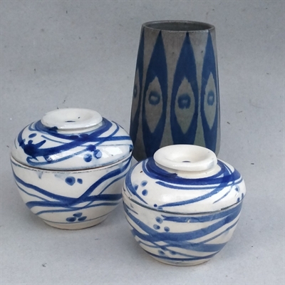 rund keramikkrukke med låg blå dekoration på creme bund gammel asiatisk lerkrukke 