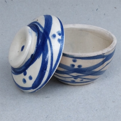 keramikkrukke med låg rund med blå dekoration i cremefravet glasur gammel lerkrukke