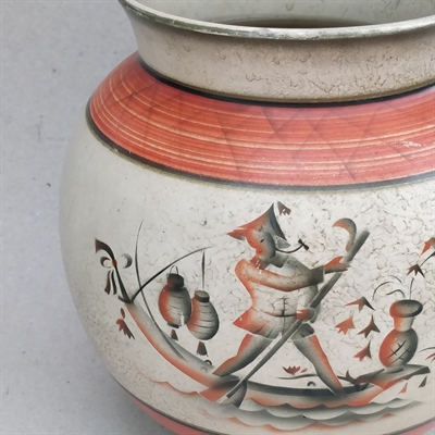 Orange grå farver mand stående i båd og blomsterbuket i vase afbildet på keramik kuglevase, vintagevase