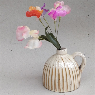 Rund rillet vase med lille åbning og hank, elfenbensfarvet glasur vintage keramikvase