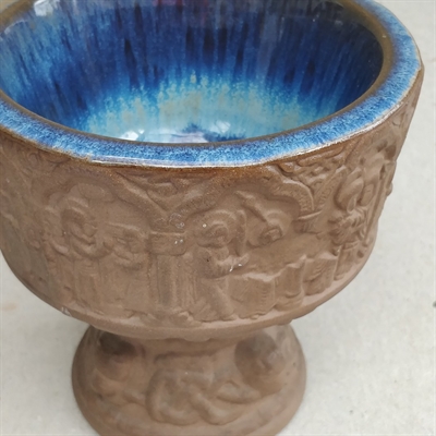 råler udvendig med gamle motiver af folk og søjler blå glaseret indvendig skål på fod i keramik vintageskål i ler