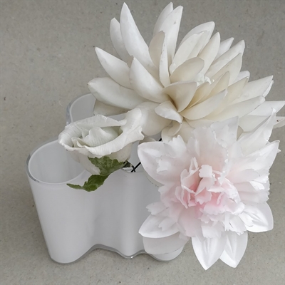 hvid skulpturel vase i glas af Alvar Alto Savoy vase finskdesign fra Ittala 