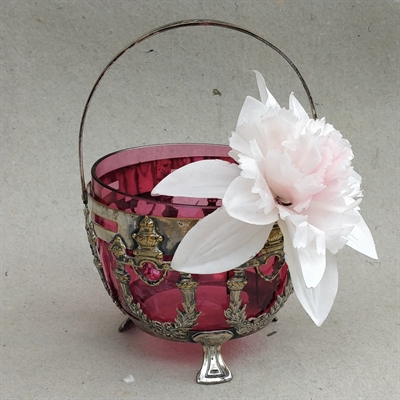 Candyskål i metal med hank og på små ben med rosafarvet glas indsats gammel skål