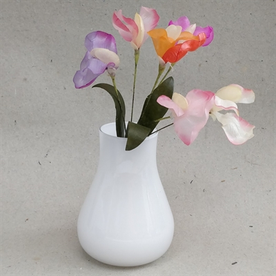 hvid klassisk glasvase let buttet forneden vintage vase