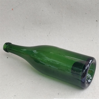 grøn klassisk vinflaske med tung bund gammel glasflaske