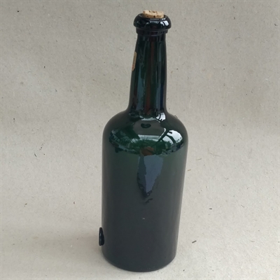 grøn hedvin flaske med skuldre glasflaske fra Holmegaard gammel