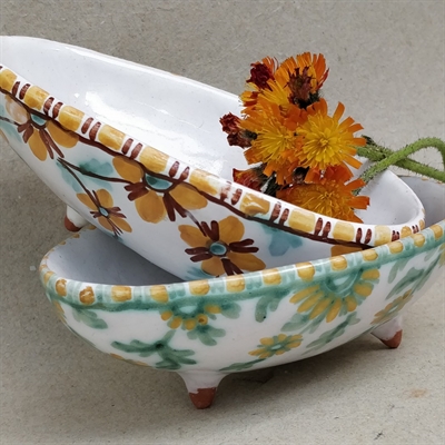 kerami æggeformede skåle på ben med blomster dekoration i gylde og grønne farver keramikskåle af Lise gamle