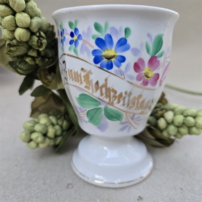 kakaokrus-på-fod-blå-blomster-hvidt-krus-gammel-tysk-inskription