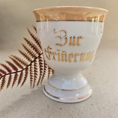 kakaokrus-hvidt-porcelæn-guldstriber-tekst-gammelt-tysk-krus