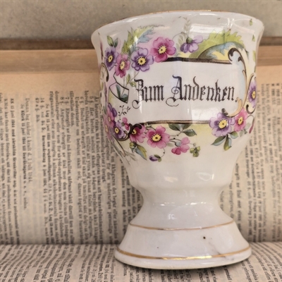 blomsterdekoreret-porcelaenskrus-kakaokrus-gammel-tysk-tekst-zum-andenken