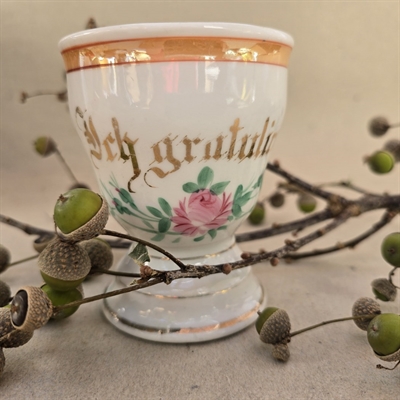 kakaokrus-porcelæn-på-fod-lyseroed-rose-tekst-ich-gratulier-gammel-tysk