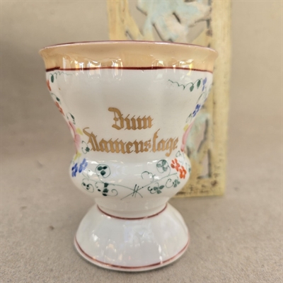 porcelaenskrus-på-krus-blomsterdekoreret-tekst-zum-namenstage-gammel-tysk