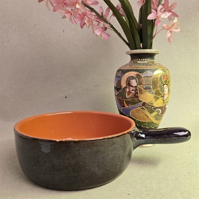 mørkebrun-udvendig-orangebrun-indvendig-rund-serveringsfad-med-haandtag-gammelt