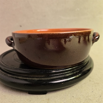 rundt-mørkebrunt-serveringsfad-orangebrunt-indvendig-glaseret-keramik-skaal-retro