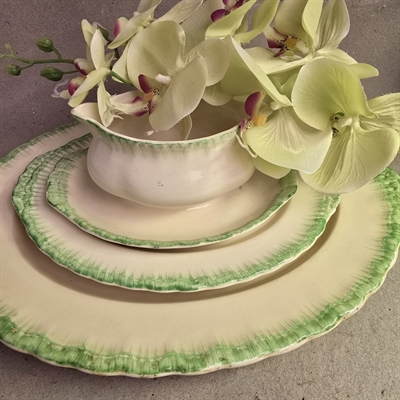 sauceskål-på-underskål-ovale-fade-creme-med-grøn-dekoration-grindley-engelsk-porcelaen