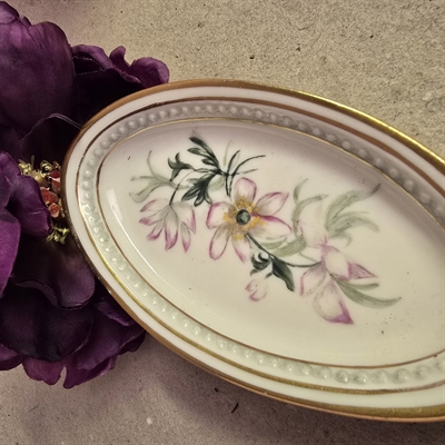 ovalt-porcelænsfad-blomsterdekoreret-gulkant-gammelt-minifad