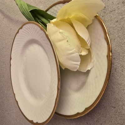 Aakjaer-kagetallerkner-creme-guldkant-28A-BogG-bingoggrøndal-
