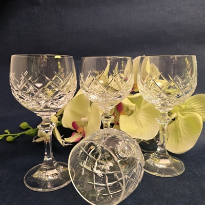 krystalglas-roedvinsglas-helgaslipning-paa-stilk-gammelt-vinglas