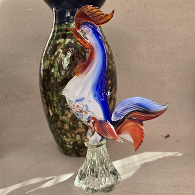 hane-glas-blaa-roed-hvid-glashane-staar-paa-klar-bundvintage-glasfigur