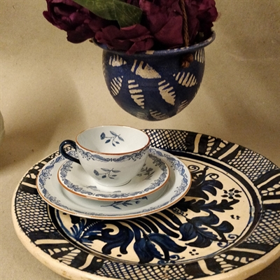 blåt dekoreret keramik fad gammelt 