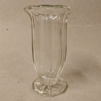 klar presset gammel glas vase buet kant og rillet. genbrug