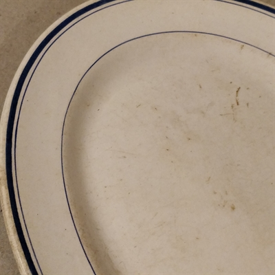 hvidt porcelænsfad med blå striber gammelt serveringsfad