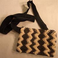 Mørkt og lyst zik zag mønster. Taske fra Zaire i Afrika.