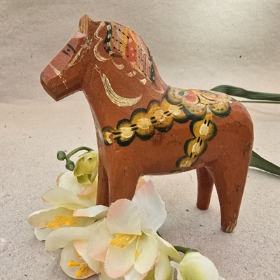 orangerød-patineret-træ-bemalet-Dalarhest-gammel-svensk-legetøj
