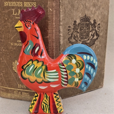 træhane-Dalerne-orangerød-festlig-bemaling-Nils-Olsson-Nusnäs-Dalahane-Sverige